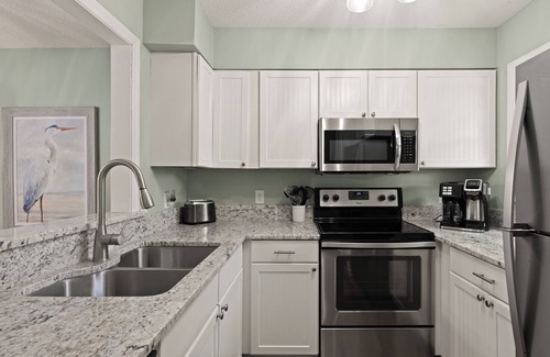 Saint Simons Island Condominio | Updated Condo, Steps to Tennis + Pickleball Courts, Beach and Village, w/ a Pool