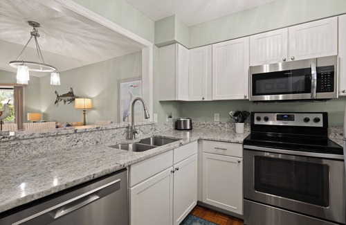 Saint Simons Island Condominio | Updated Condo, Steps to Tennis + Pickleball Courts, Beach and Village, w/ a Pool