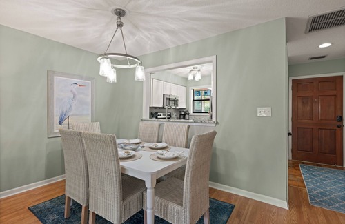 Saint Simons Island Condominio | Updated Condo, Steps to Tennis + Pickleball Courts, Beach and Village, w/ a Pool
