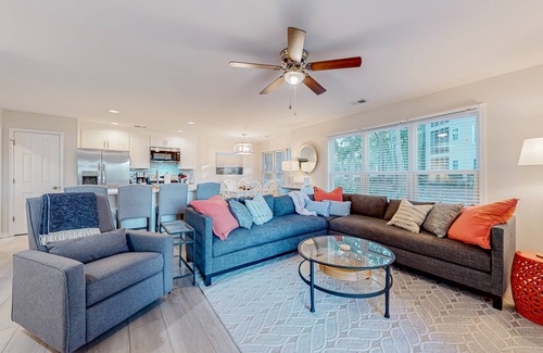 Sea Trail Condominio | Updated condos in a great location with sunroom & two kitchens - dog-friendly