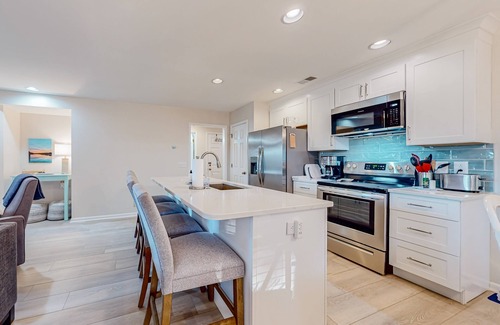 Sea Trail Condominio | Updated condos in a great location with sunroom & two kitchens - dog-friendly