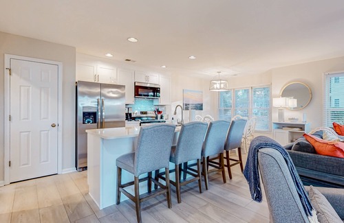 Sea Trail Condominio | Updated condos in a great location with sunroom & two kitchens - dog-friendly