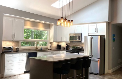Grand Bend Cabaña | Updated Cottage in Southcott Pines, Grand Bend. Steps to Sun Beach