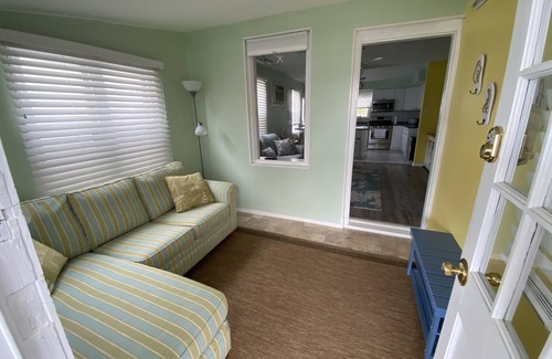 North Wildwood Cabaña | Updated Cottage only 2 blocks from beach and boards!