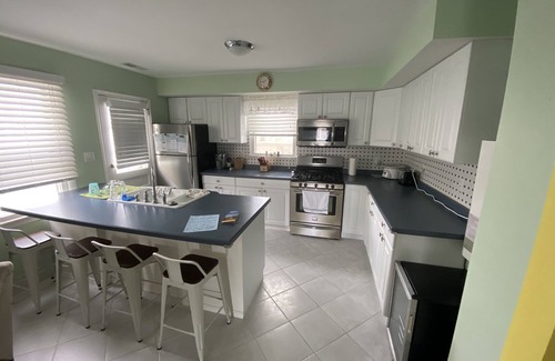 North Wildwood Cabaña | Updated Cottage only 2 blocks from beach and boards!