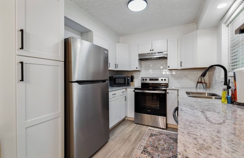 Bella Vista Casa | Updated, Cozy home- minutes to Tunnel Vision Trail!
