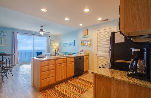 West Panama City Beach Condominio | Sólo remodelado! ¡Servicio gratuito de playa! Propietario Administrado! Lee mis comentarios!