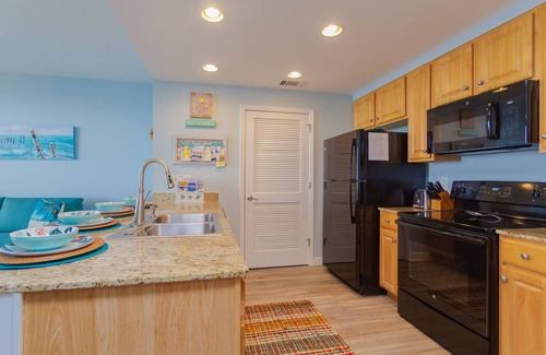 West Panama City Beach Condominio | Sólo remodelado! ¡Servicio gratuito de playa! Propietario Administrado! Lee mis comentarios!