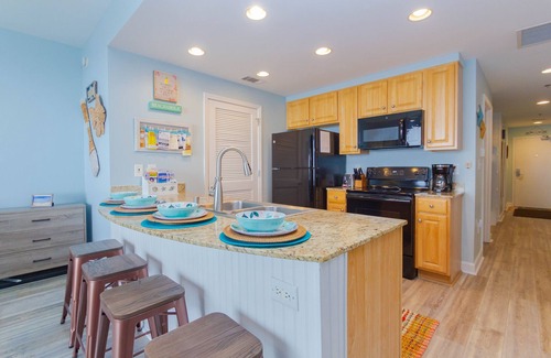 West Panama City Beach Condominio | Sólo remodelado! ¡Servicio gratuito de playa! Propietario Administrado! Lee mis comentarios!