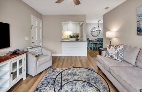 Demere Park Condominio | Updated first floor condominium with access to heated pool and tennis courts!