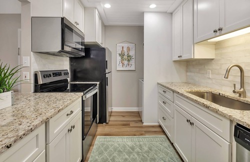 Demere Park Condominio | Updated first floor condominium with access to heated pool and tennis courts!