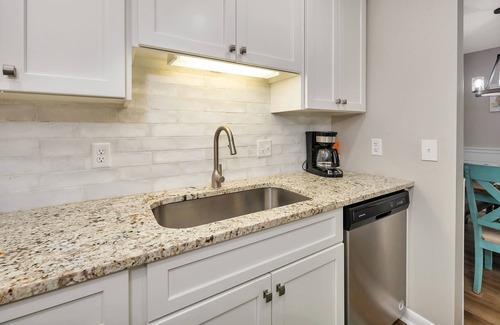 Demere Park Condominio | Updated first floor condominium with access to heated pool and tennis courts!