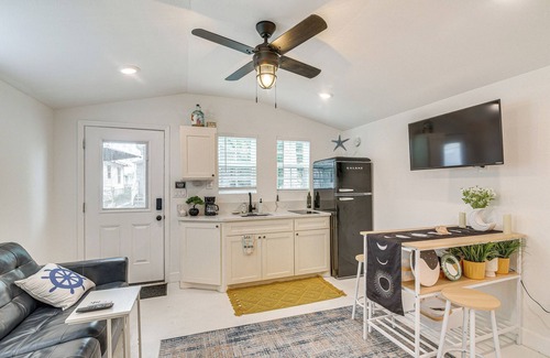 Galveston Apartamento | Updated Galveston Studio w/ Deck - 1 Mi to Beach!