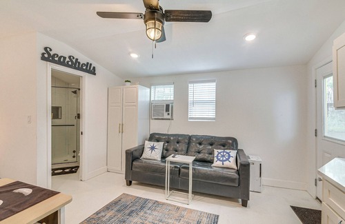 Galveston Apartamento | Updated Galveston Studio w/ Deck - 1 Mi to Beach!