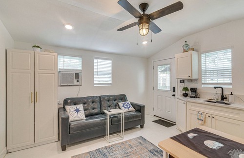 Galveston Apartamento | Updated Galveston Studio w/ Deck - 1 Mi to Beach!
