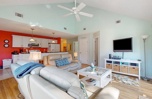 Sea Trail Condominio | Updated golf resort condo near beach with pool, tennis/pickleball & private deck