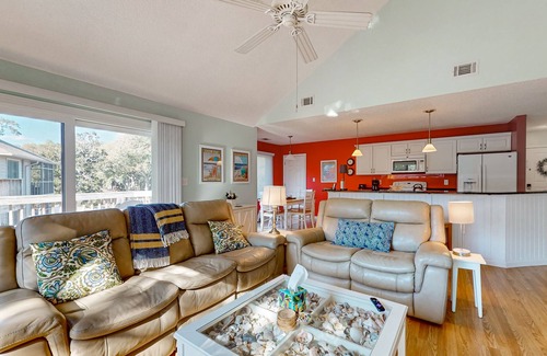 Sea Trail Condominio | Updated golf resort condo near beach with pool, tennis/pickleball & private deck