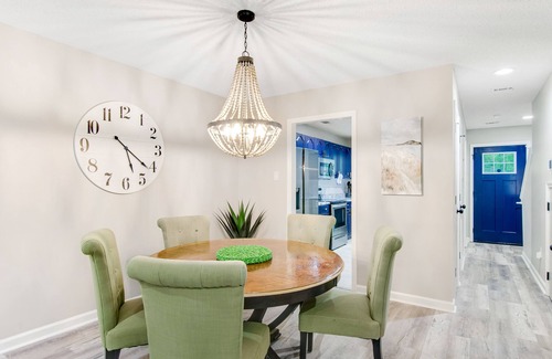 Savannah Casa | Updated ground-floor condo with patio, AC, & washer/dryer - dogs welcome