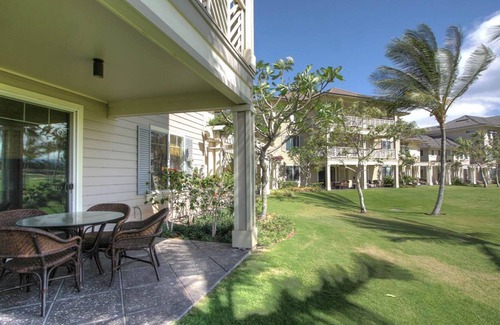 Waikoloa Condominio | Condominio actualizado de 2 dormitorios en la planta baja con aire acondicionado, piscina y gimnasio