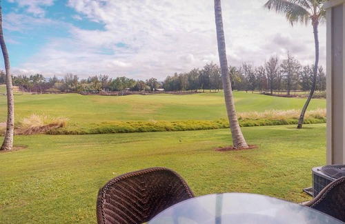 Waikoloa Condominio | Condominio actualizado de 2 dormitorios en la planta baja con aire acondicionado, piscina y gimnasio