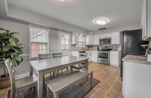 Lexington Casa | Updated Home | Downtown | Luxe Beds | Ping Pong