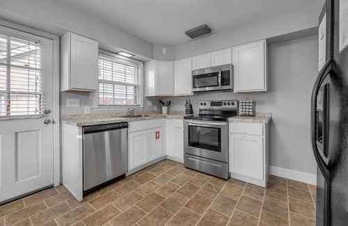 Lexington Casa | Updated Home | Downtown | Luxe Beds | Ping Pong