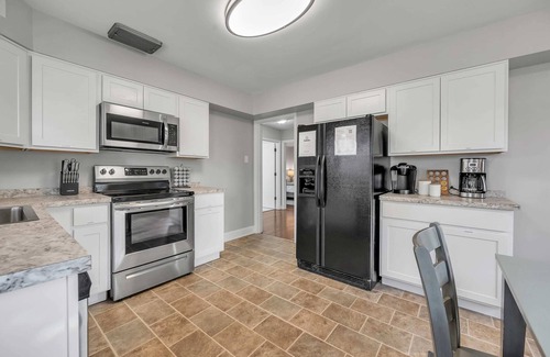 Lexington Casa | Updated Home | Downtown | Luxe Beds | Ping Pong