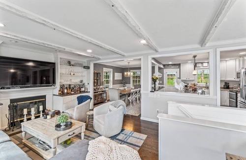 Brookfield Casa | Updated Home In Lake Community With Hot Tub