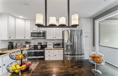 Brookfield Casa | Updated Home In Lake Community With Hot Tub