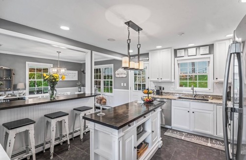 Brookfield Casa | Updated Home In Lake Community With Hot Tub