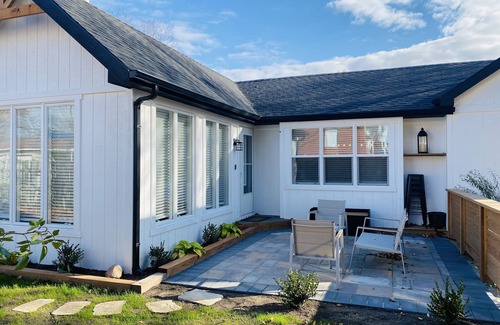 Lake Geneva Casa | Updated Home- Only a few minutes walk to Downtown Lake Geneva!!