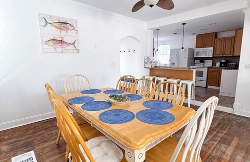 Palmetto Casa | Updated Home- Sleeps 11+ Close 2 beaches & Parks! Walking to bar and Grille!