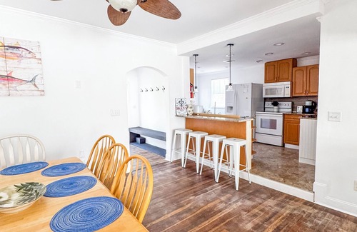 Palmetto Casa | Updated Home- Sleeps 11+ Close 2 beaches & Parks! Walking to bar and Grille!