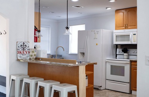 Palmetto Casa | Updated Home- Sleeps 11+ Close 2 beaches & Parks! Walking to bar and Grille!
