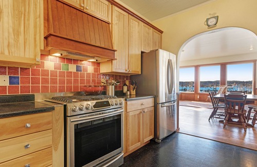 Newport Casa | La mejor vista en la ciudad! Casa renovada con sauna - a pie de Bayfront - 1 perro ¡Está bien!