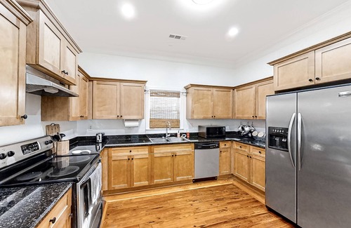 Eagan Park Casa | Updated home with porch, private parking & AC - minutes to ATL & near airport