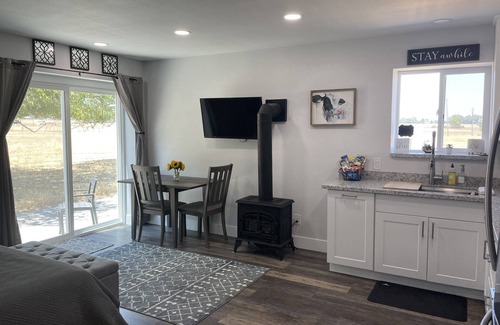 Red Bluff Apartamento | Updated In-Law Suite with laundry and patio for Mid Term Stays