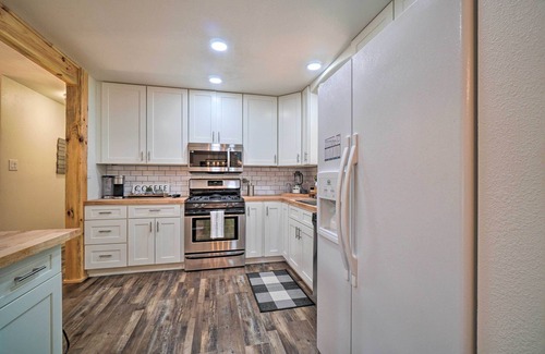 Cedar Bluff Casa | Updated Knoxville Home w/ Media Room + Patio!