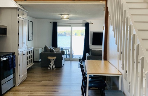 Coventry Lake Casa | Updated Lakefront House *outdoor tv and water toys- 10 min from UConn