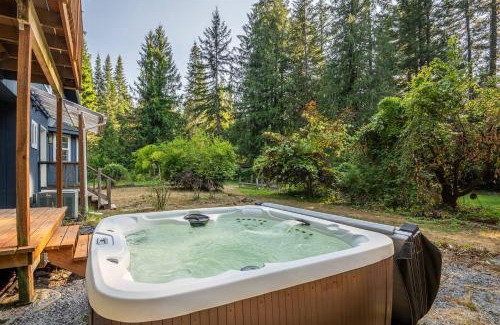 McKenzie Bridge Casa | Updated Large River Front Home With Hot Tub
