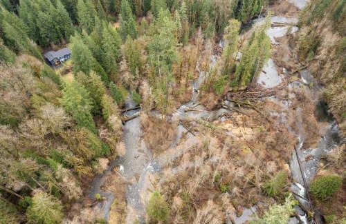 McKenzie Bridge Casa | Updated Large River Front Home With Hot Tub