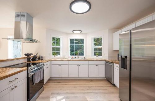 McKenzie Bridge Casa | Updated Large River Front Home With Hot Tub