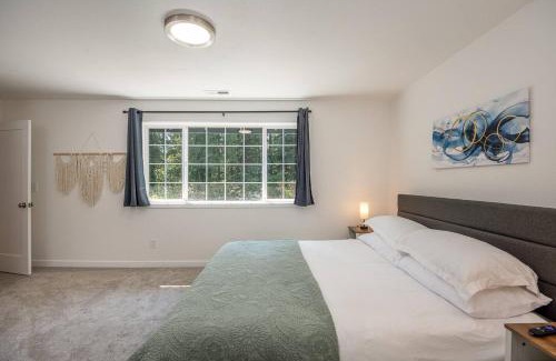 McKenzie Bridge Casa | Updated Large River Front Home With Hot Tub