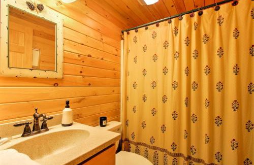 Conway Casa | Updated Log Cabin Near Story Land and Dianas Baths!