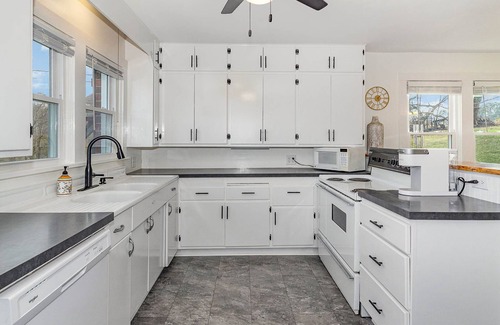 Dickson Otro | Updated Modern Farmhouse Near Downtown Dickson!