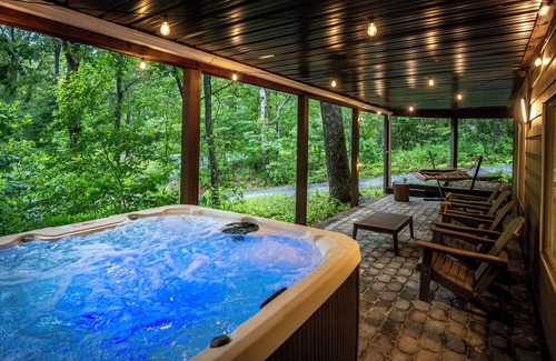 Laurel Ridge Casa | Updated Mtn House 2 Mins to Resort: 3King Beds, HotTub, Game room, Family & Pets