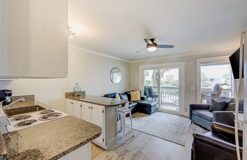 Isle of Palms Condominio | Updated oceanfront condo with balcony, AC, WiFi, pool, pier, & beach access