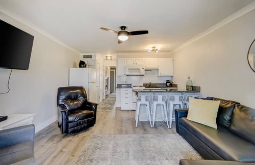 Isle of Palms Condominio | Updated oceanfront condo with balcony, AC, WiFi, pool, pier, & beach access