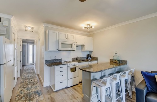 Isle of Palms Condominio | Updated oceanfront condo with balcony, AC, WiFi, pool, pier, & beach access