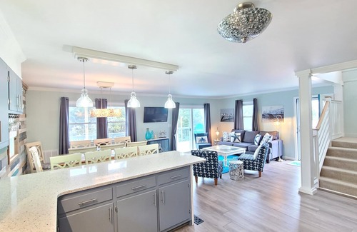 Kill Devil Hills Casa | Updated Oceanside 4BR/2Bath Saltbox/HOT TUB/ walk to the beach/ MP9